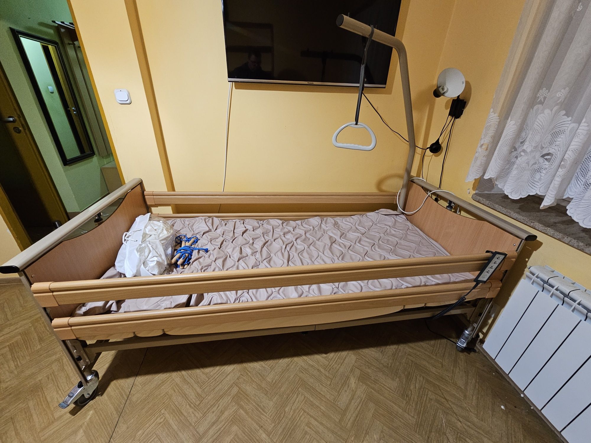 Łóżko rehabilitacyjne elektryczne i wózek toaletowy