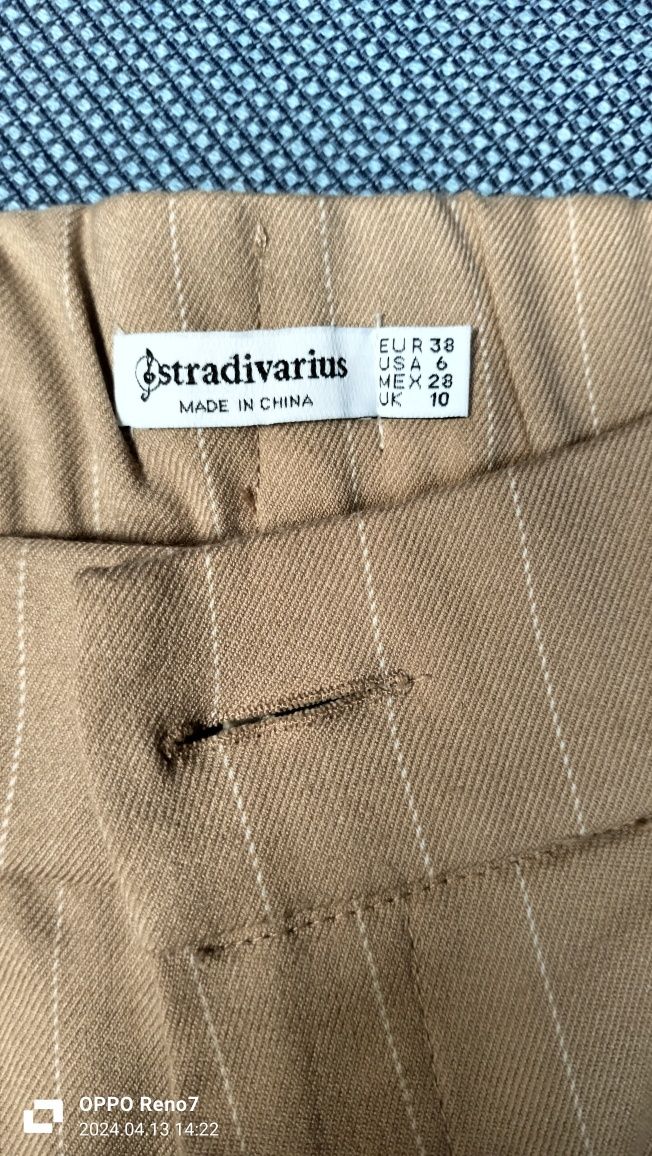 Calça de pinça, perna larga Stradivarius .leves veste bem