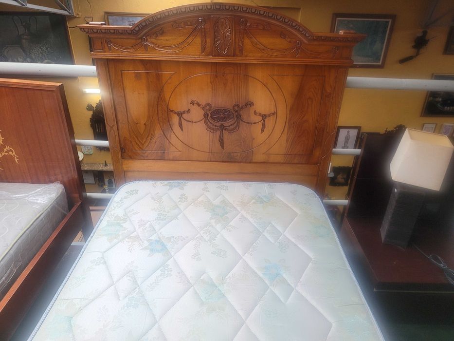 Cama antiga com estrado e colchão - Muito bom estado geral