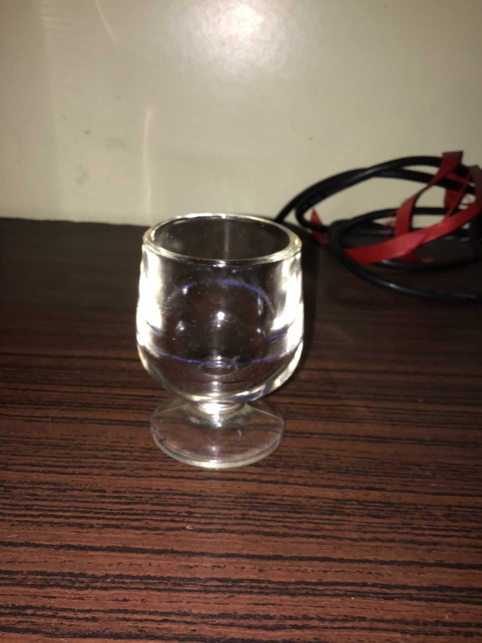 copo de licor com risca azul