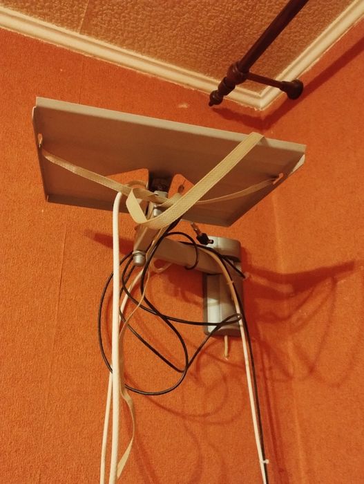 Підставка під телевізор з двома кріпленнями