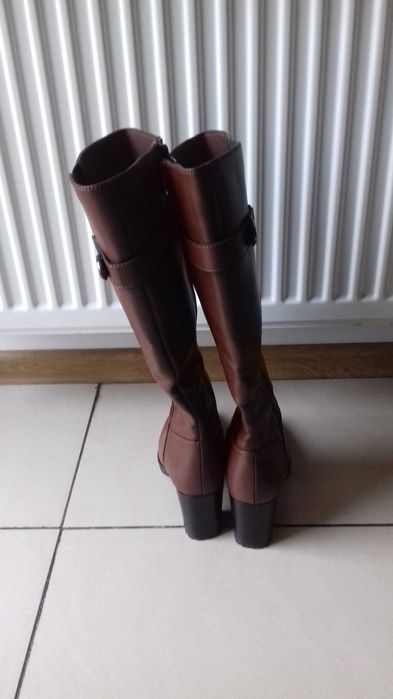 Brązowe kozaki na słupku w rozmiarze 38.