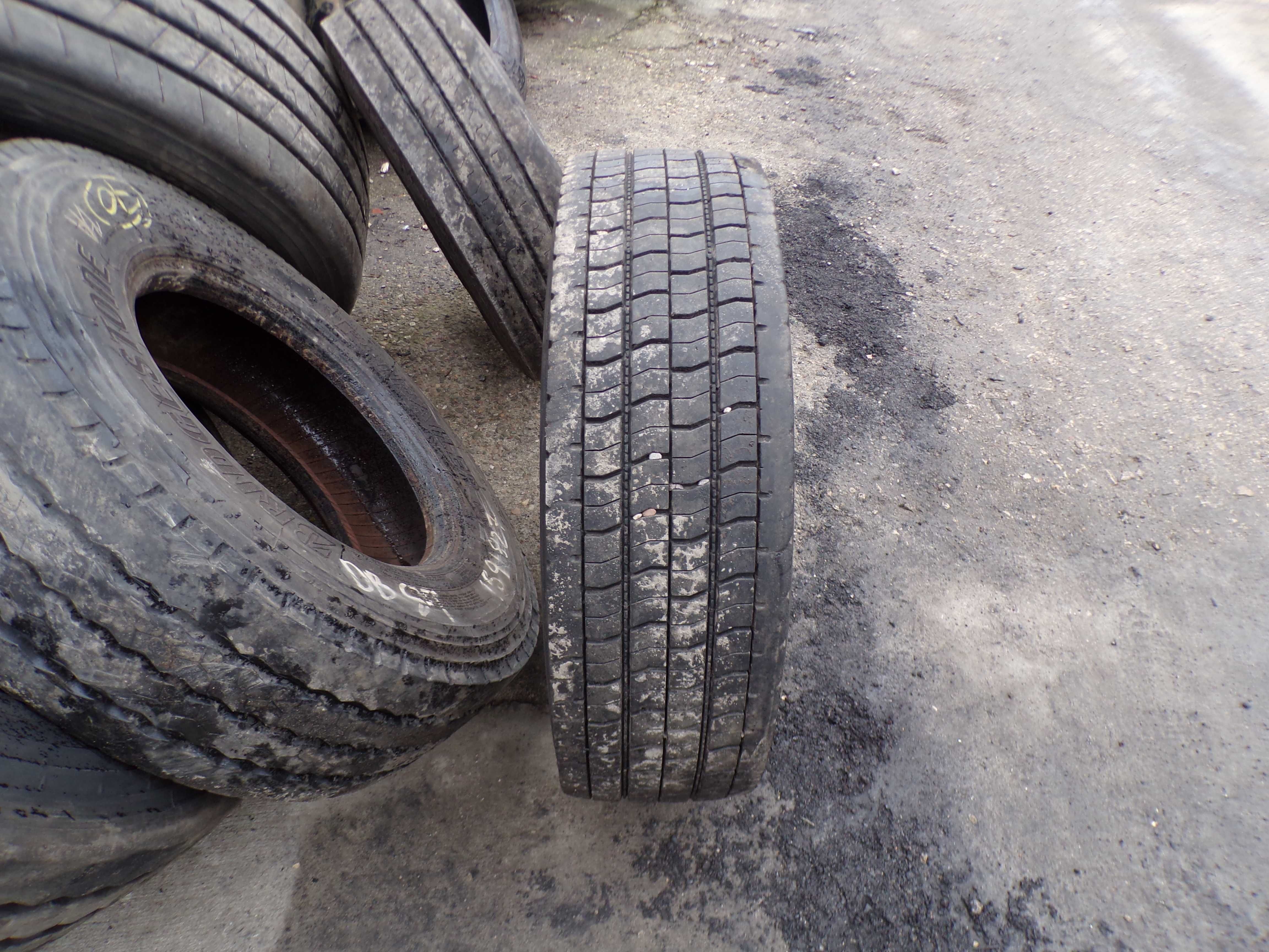 Opona 245/70R19.5 UNIROYAL DH 100 (430 netto)