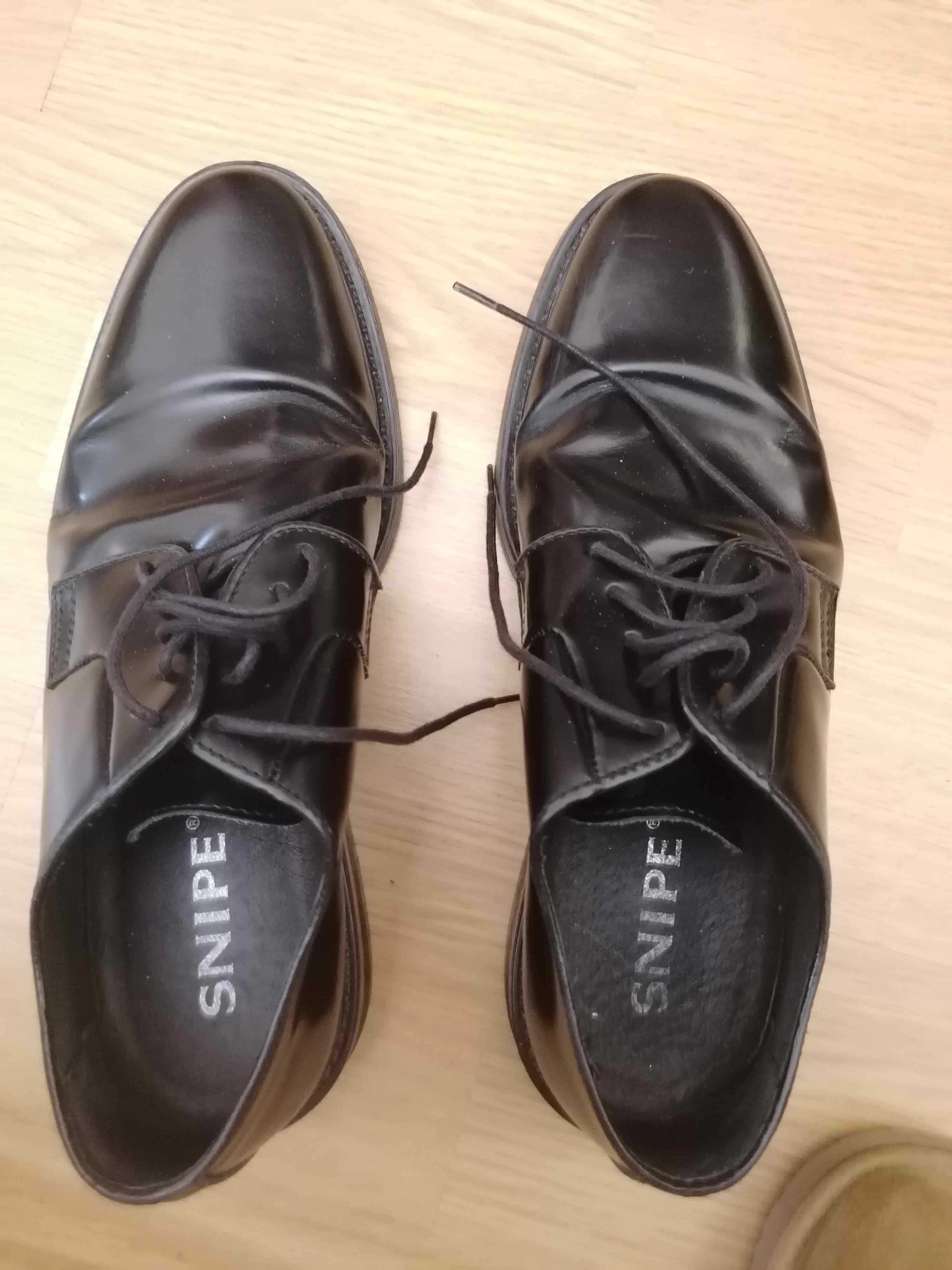 Sapatos pretos Bluchers de homem 43 em pele com sola de couro