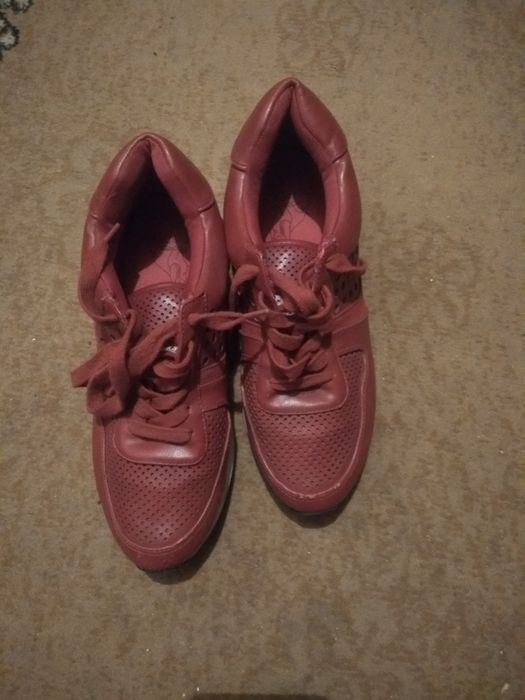 Кросівки жіночі 38 р