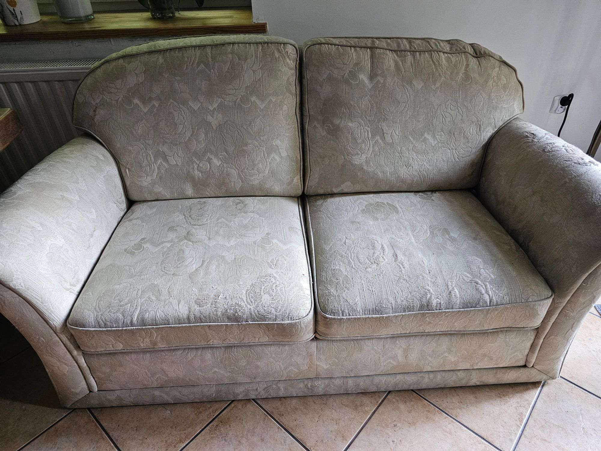 Sofa dwuosobowa.