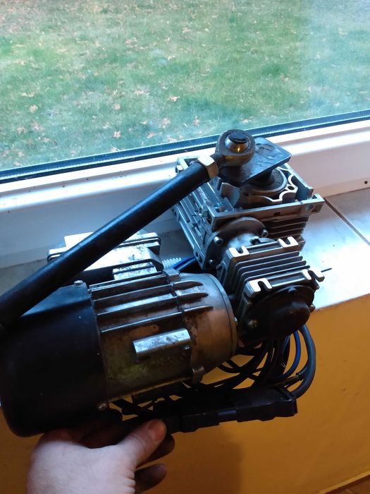 Silnik z podajnikiem