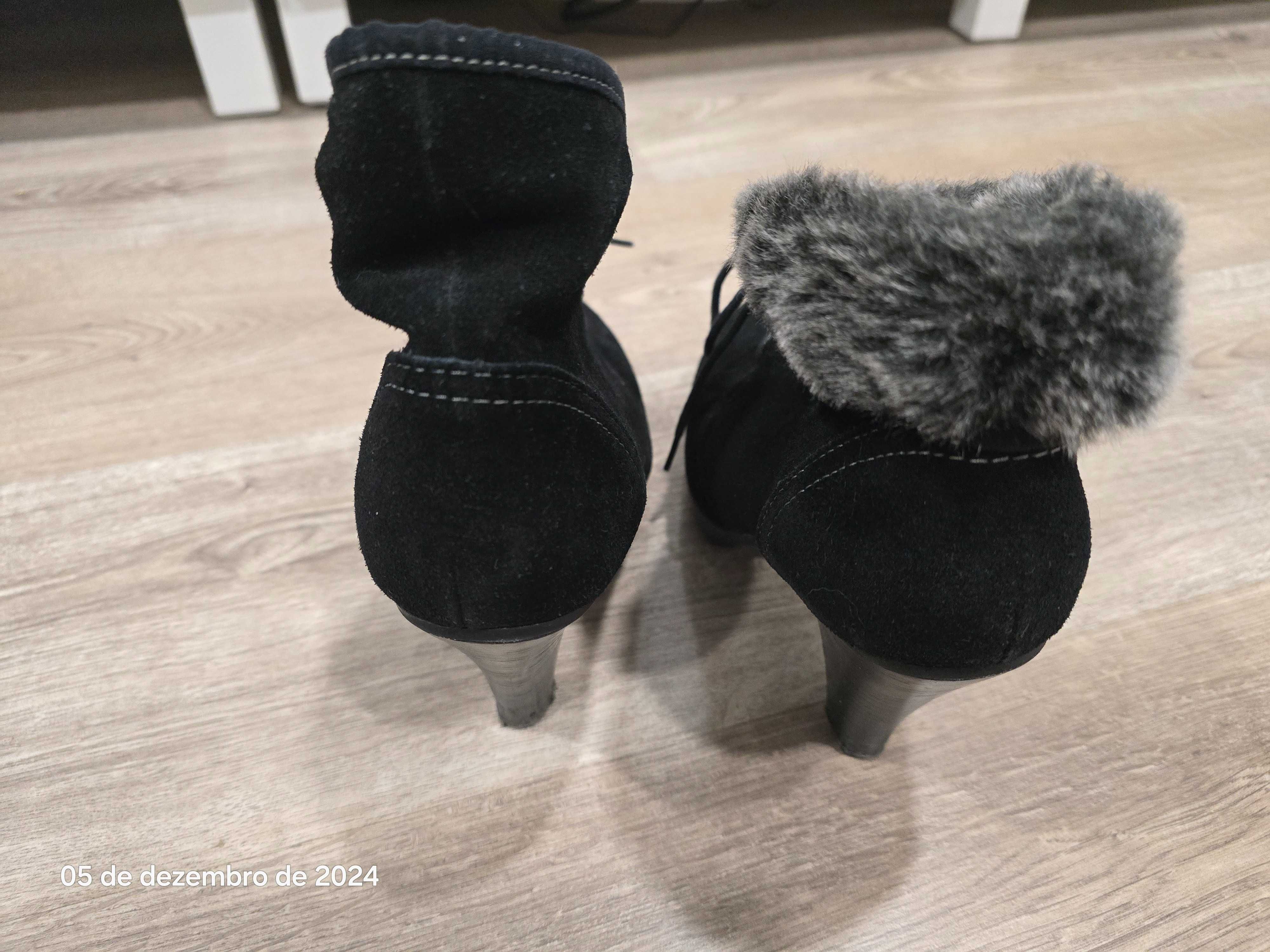 Botins Camurça Pretos - Tamaris