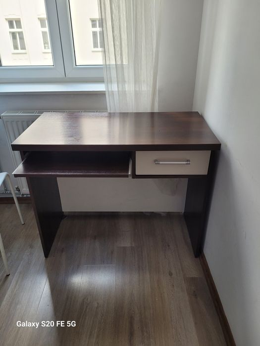 Solidne biurko z szuflada i wysuwana półka