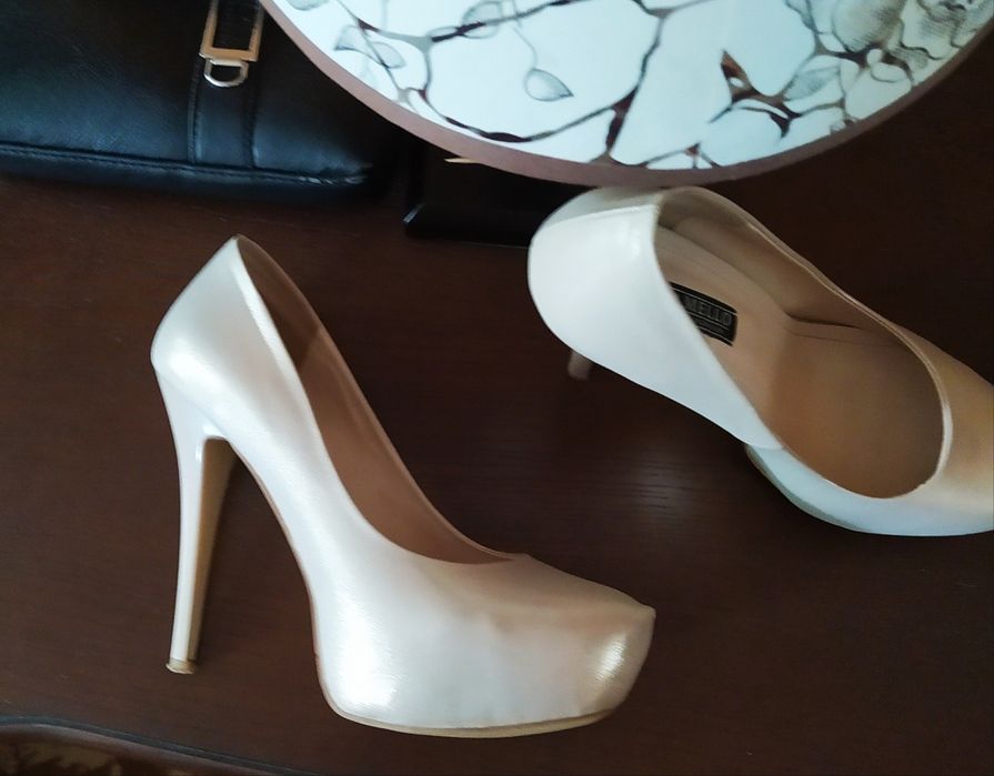 Продам туфли, в отличном состоянии)  очень красивые!