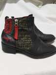 Botins em pele marca desigual
