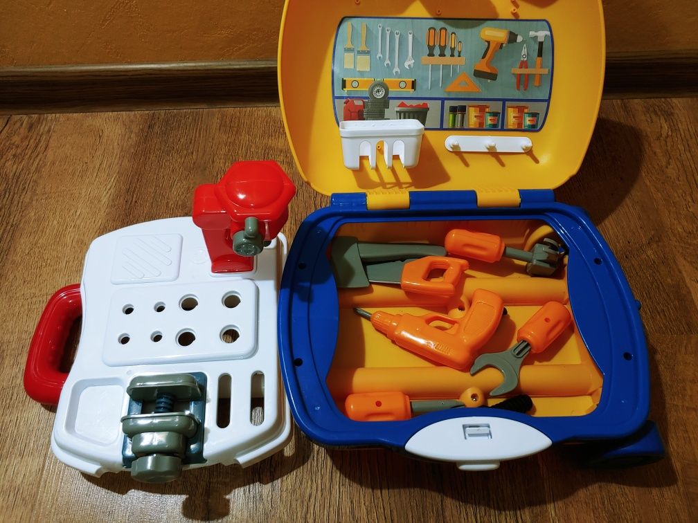 Продам игрушким: развивающий автобус и  чемоданчик с инструментом