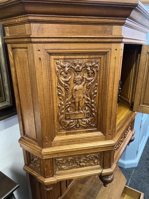 Kredens/Pomocnik bogato rzeźbikny/motywy religijne/Raty