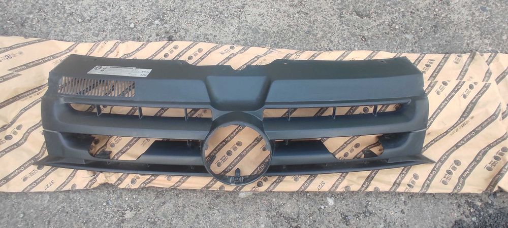 Решітка радіаторна VW Т5 рестайл 2011р