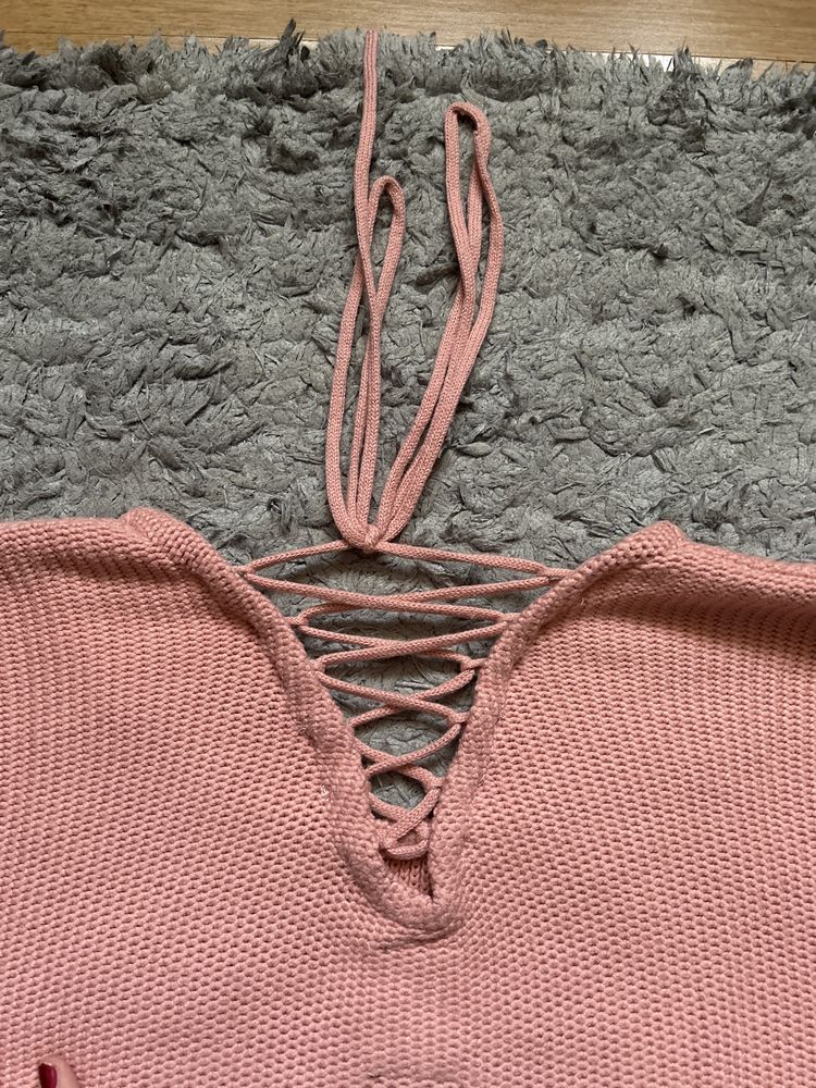 Sweter z ozdobnymi plecami