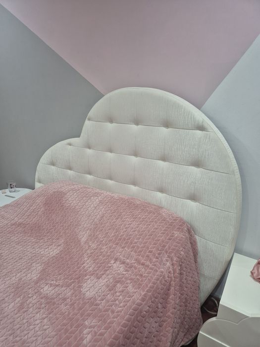 Bonita Cama forrada em branco