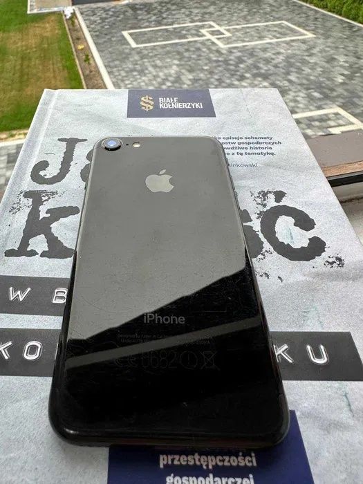 iPhone 7 Jet Black 32GB – Sprawny, lekko pęknięta szybka