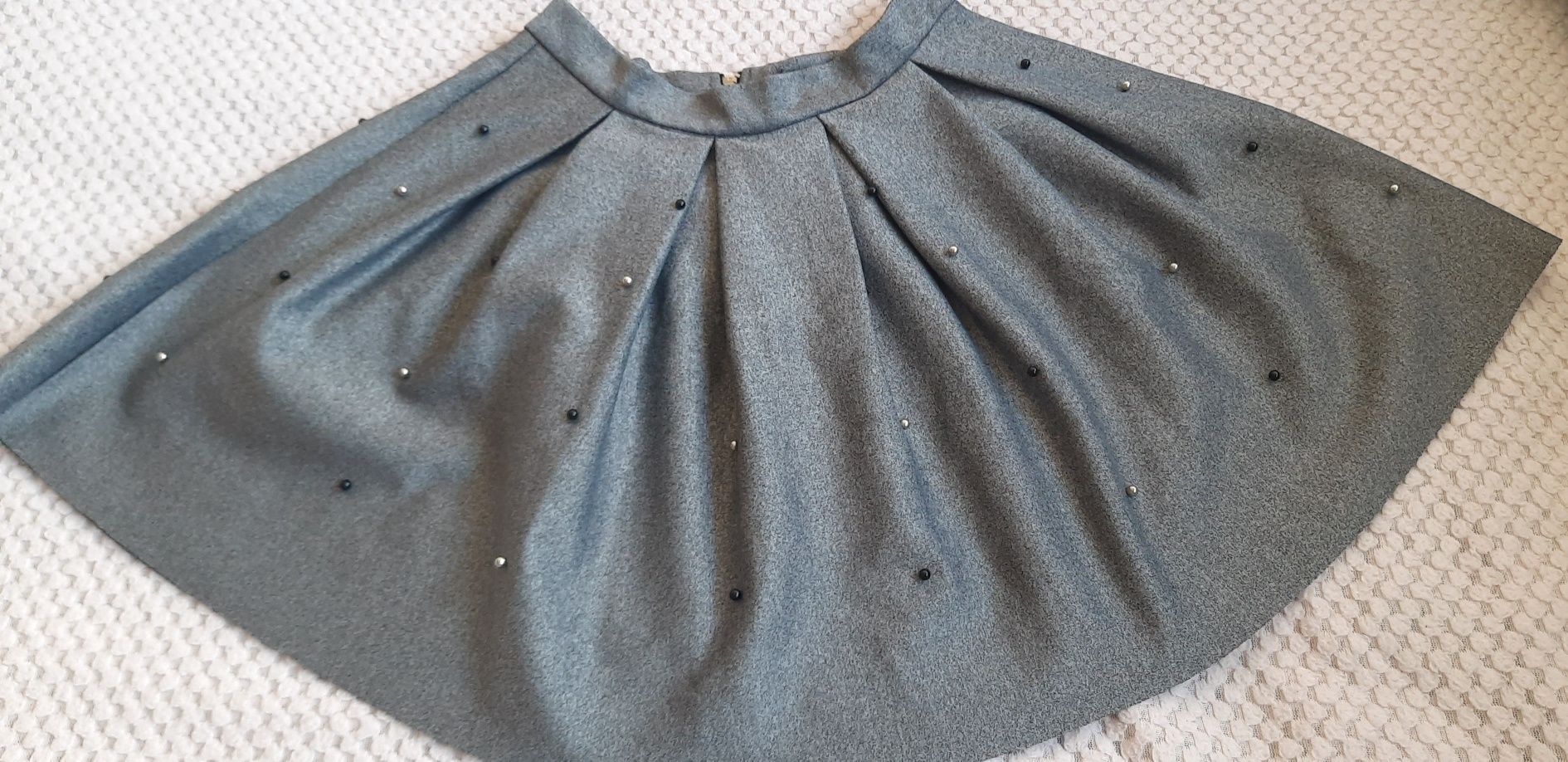 Rozkloszowana spódnica Sinsay z perełkami XS
