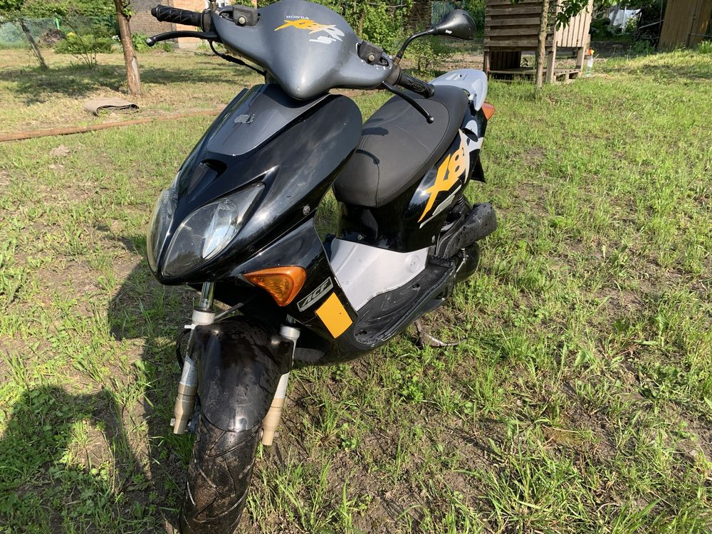 Продам скутер Honda X8R