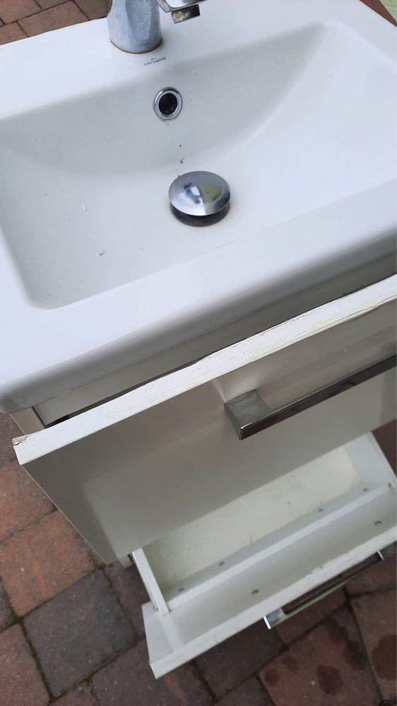 Szafka z umywalką i baterią