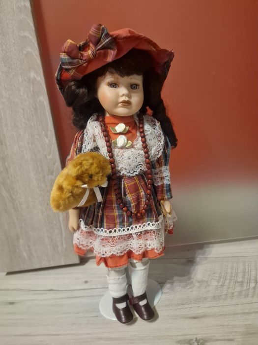 Ceramiczna lalka pięknie ubrana na stojaku  40 cm