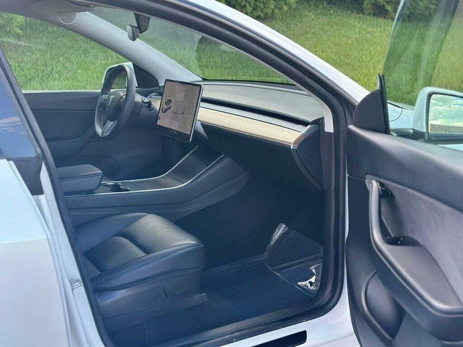 Tesla Model Y Long Range      2020