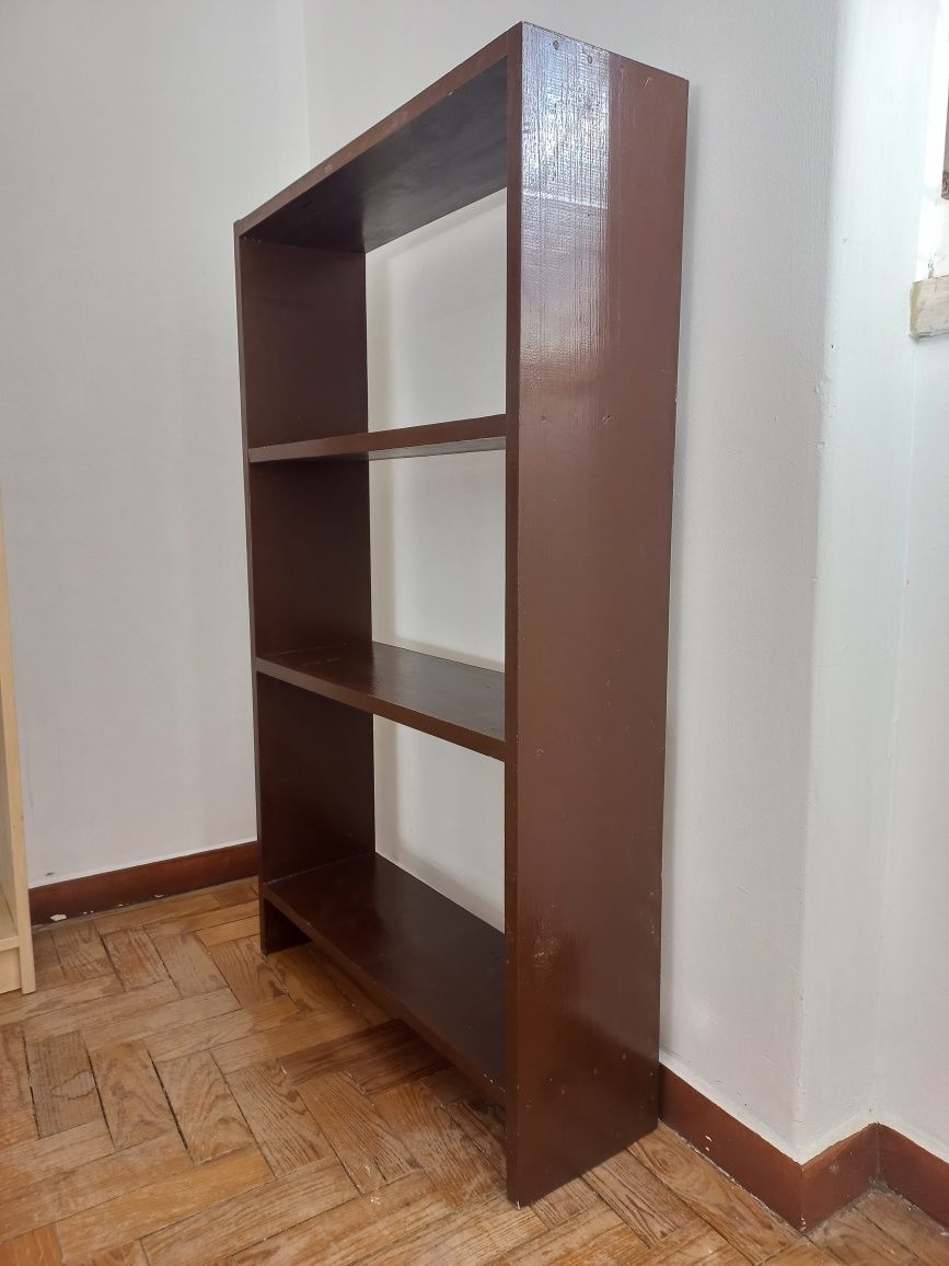 Móvel com prateleiras