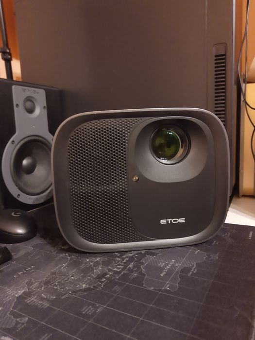 Projektor ETOE z pilotem.
Jest to projektor multimedialny, któr