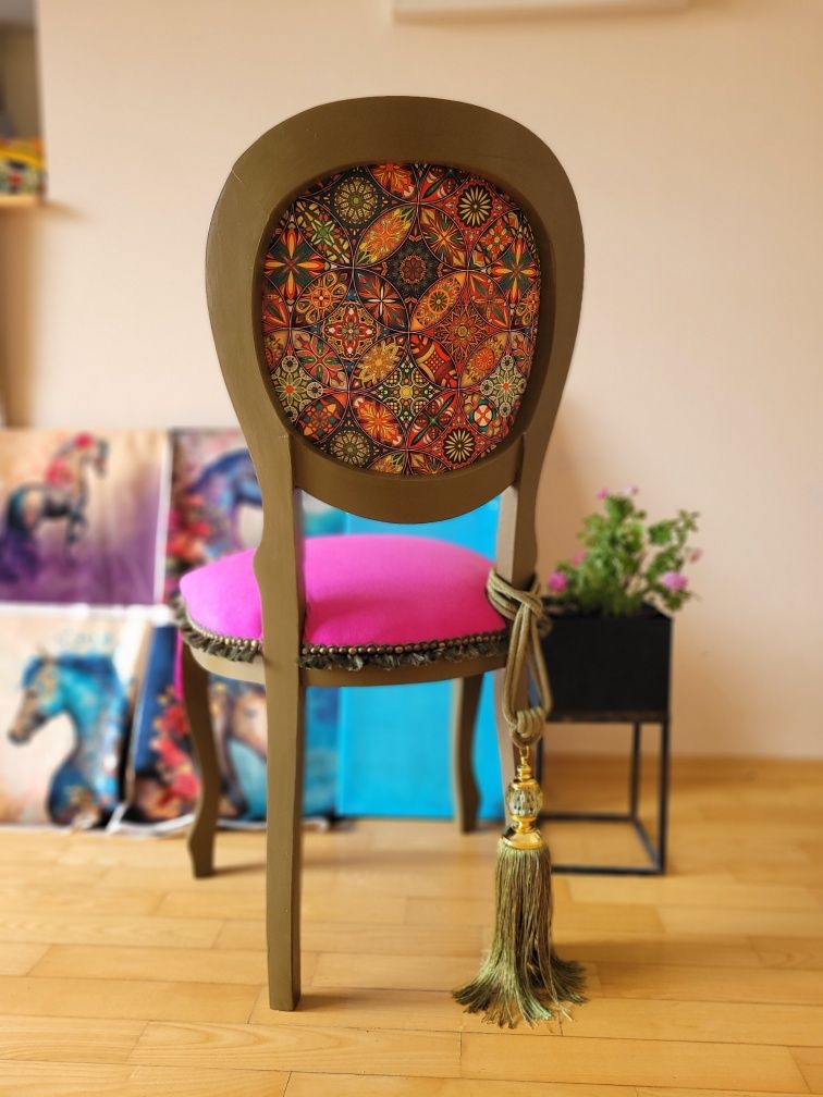 Antyczne krzesło z Jednorożcem po renowacji