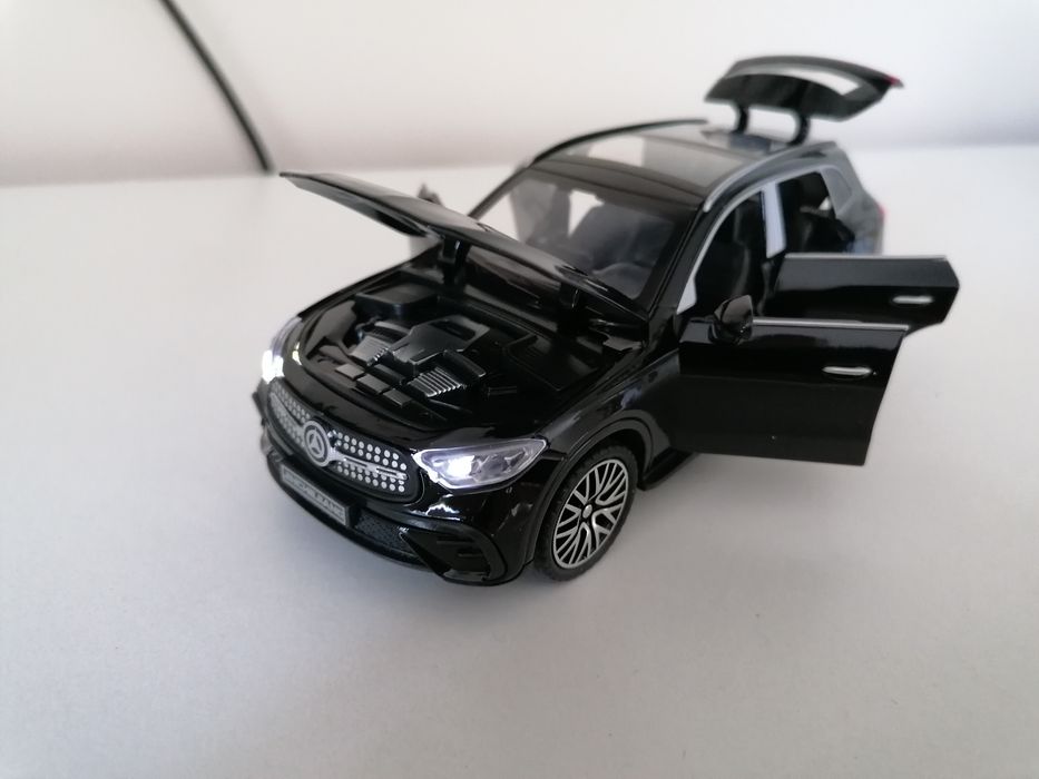 Autko metalowe skala 1:32, światła, dźwięk