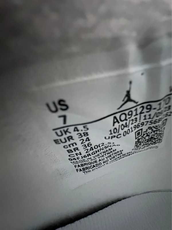 Jordan 4 Retro Metallic Gold R.44