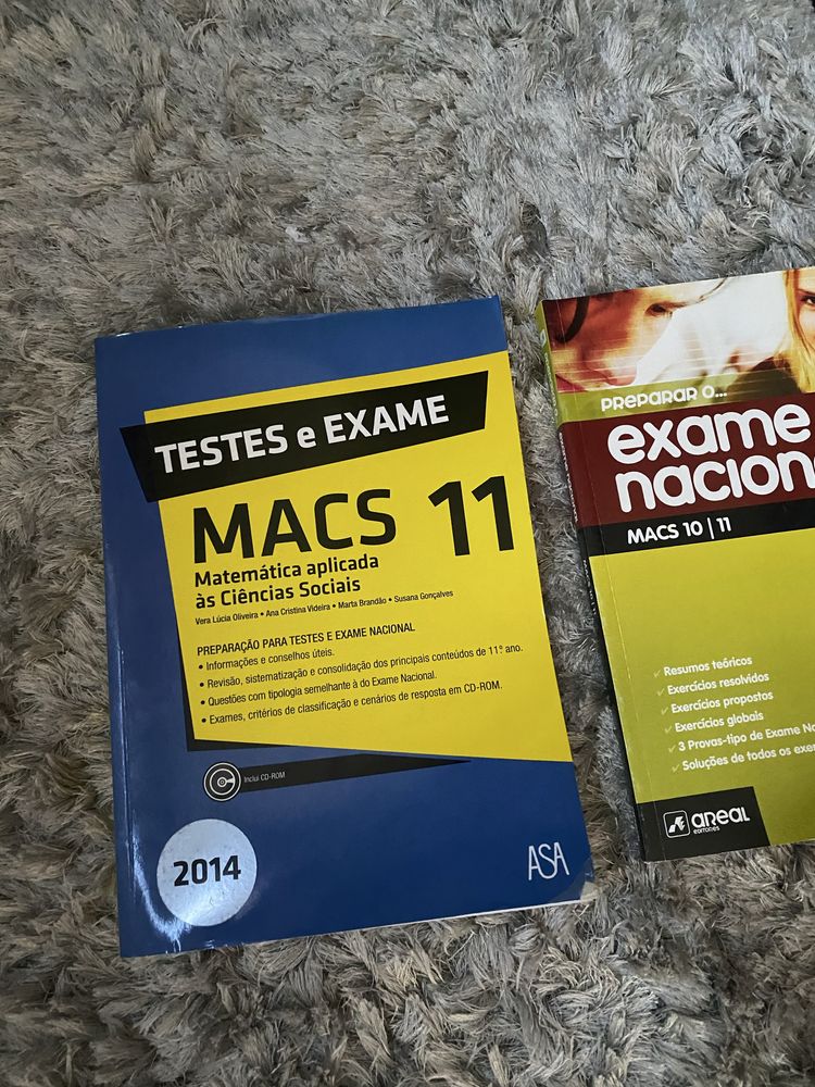 Livros de MACS e Economia A - Secundário