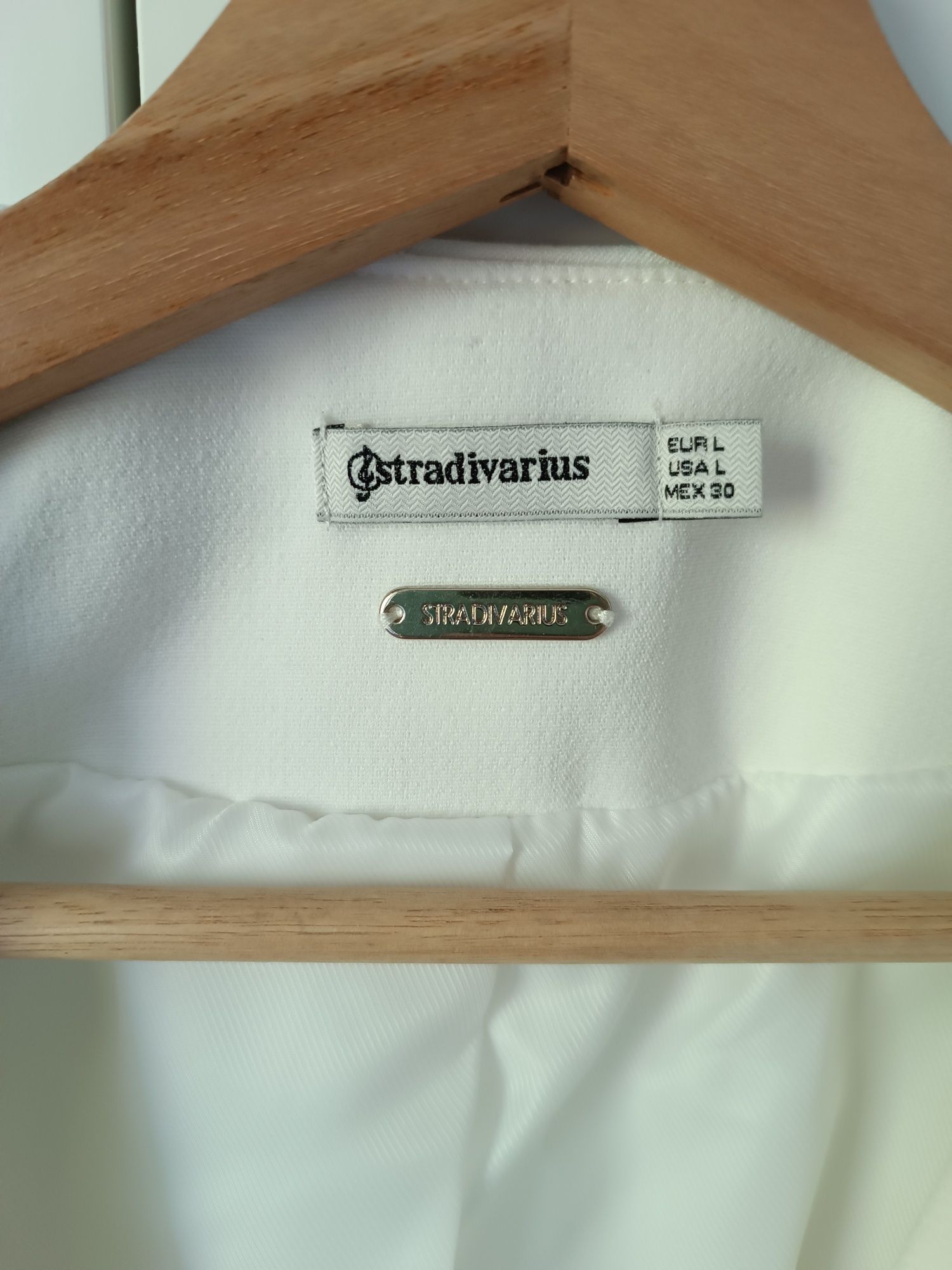 Krótki płaszcz z wiązaniem Stradivarius, biały r.L