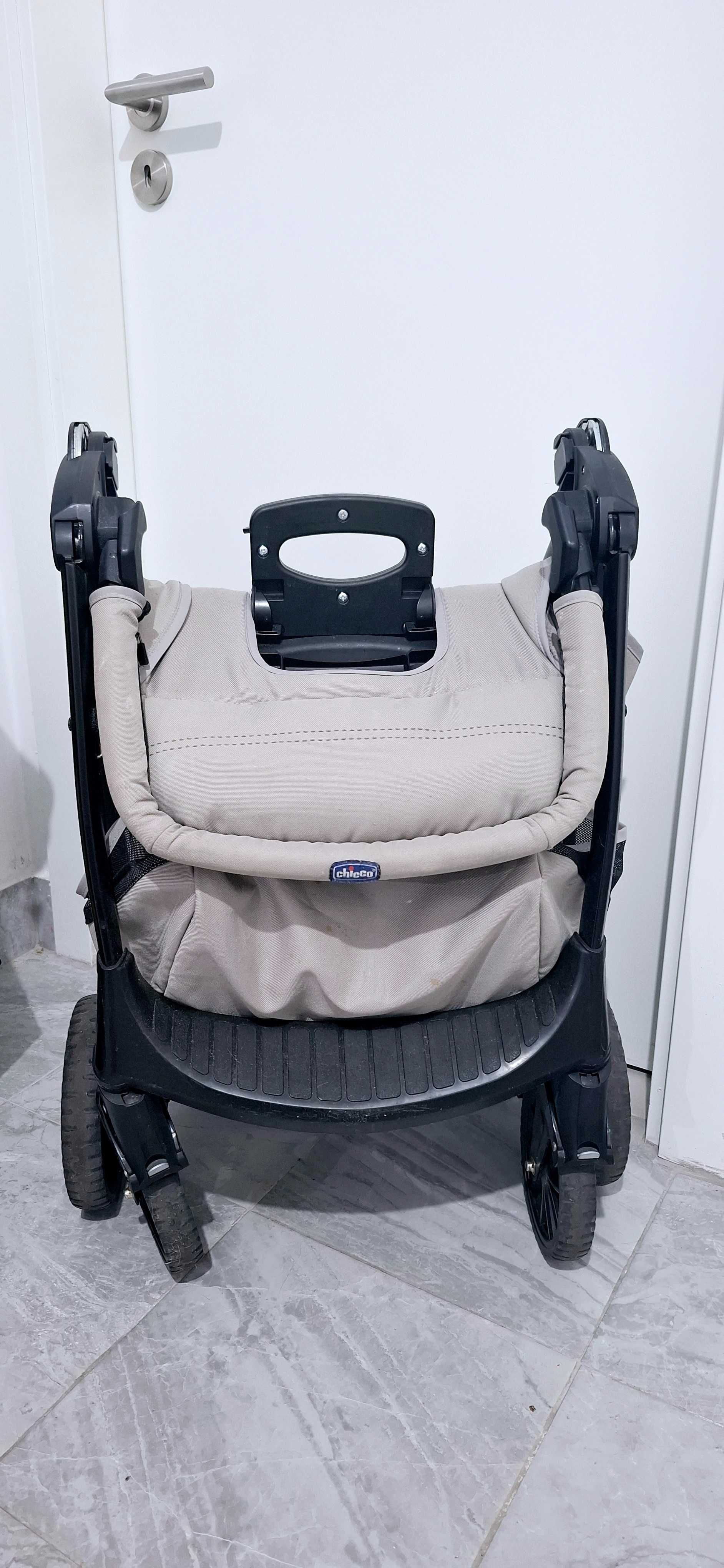 URGENTE PARA DESOCUPAR!Carrinho leve  prático e moderno da chicco