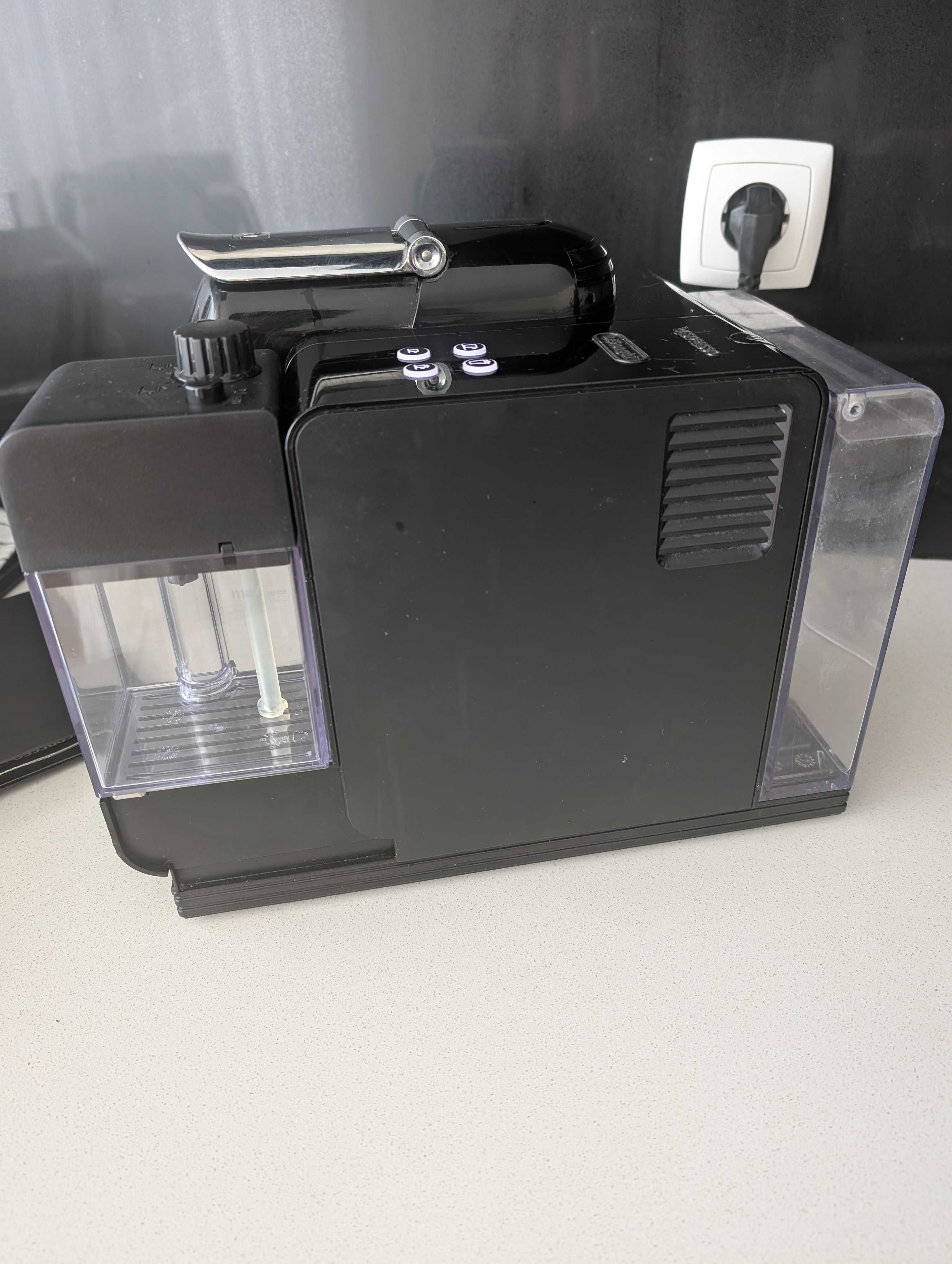 Máquina de Café NESPRESSO Delonghi Latissima