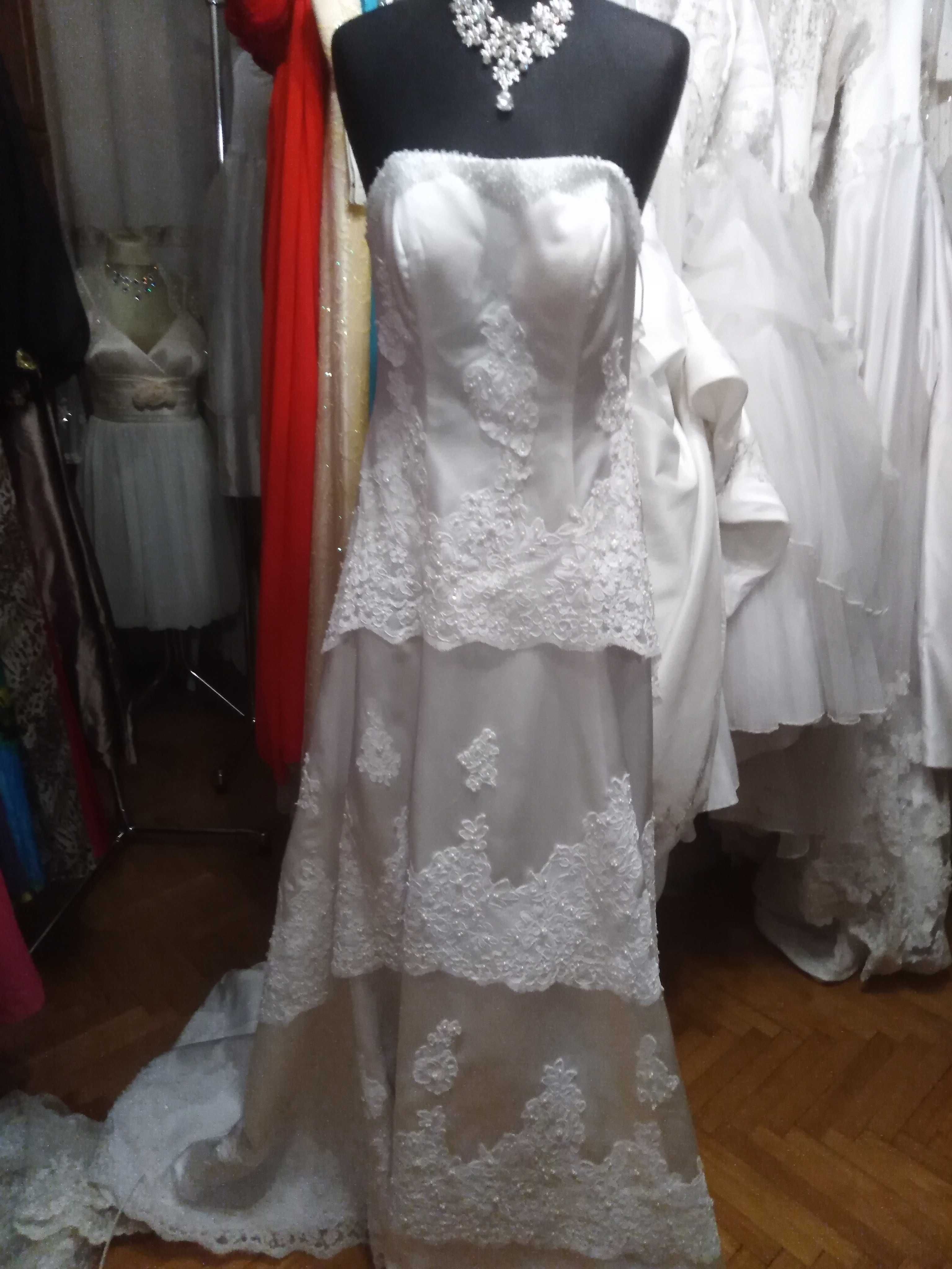 Suknia ślubna z falbanami koronkowymi i trenem rozmiar 36-38
