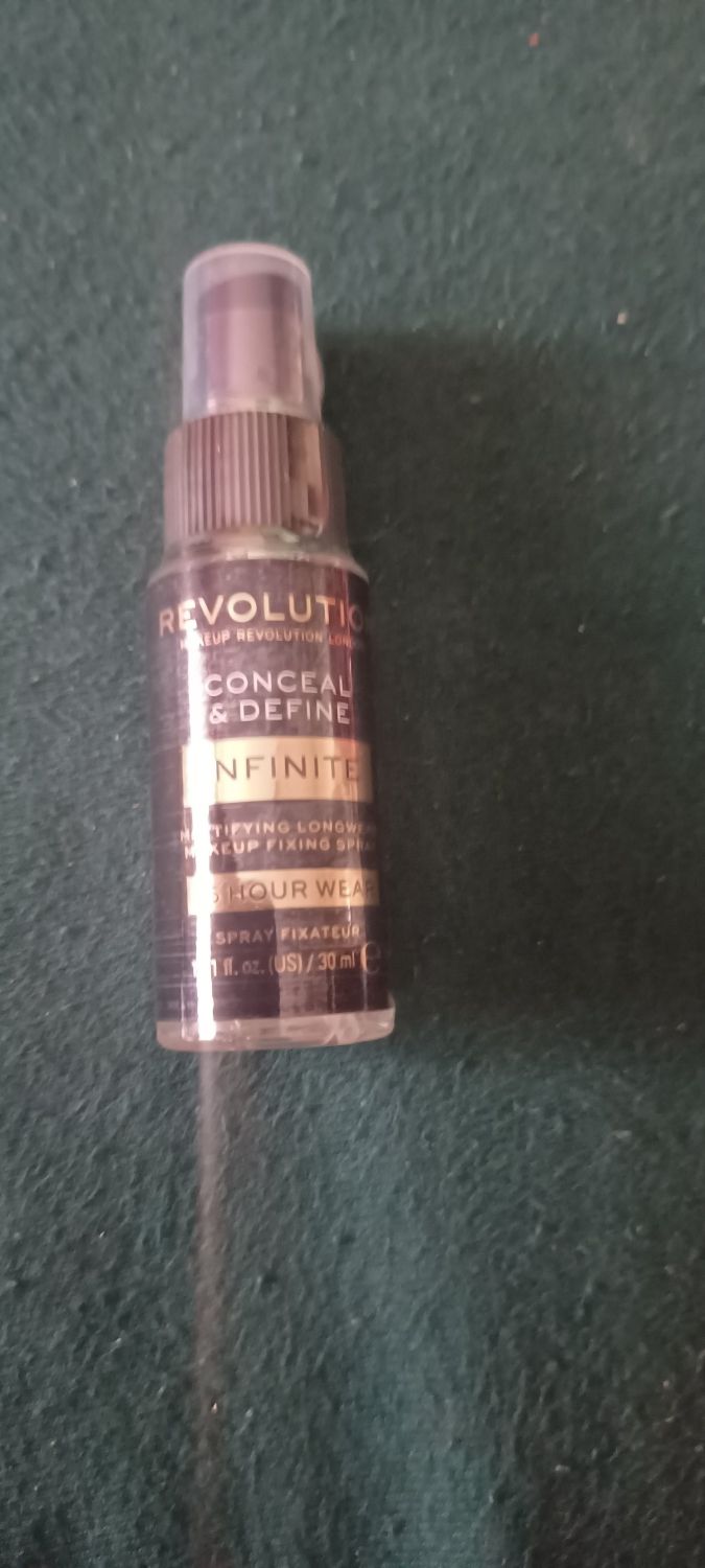 Revolution Conceal & Define Infinite 16hr spray do utrwalania makijażu