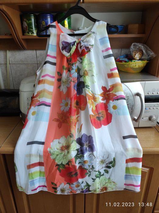 Гарні літні пляжні і повсякденні плаття, яскраві,  легенькі