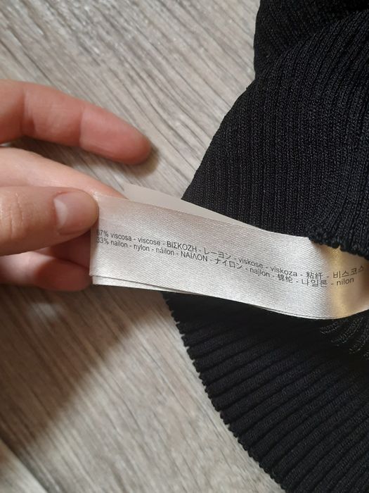 Сукня з приспущеними плечима