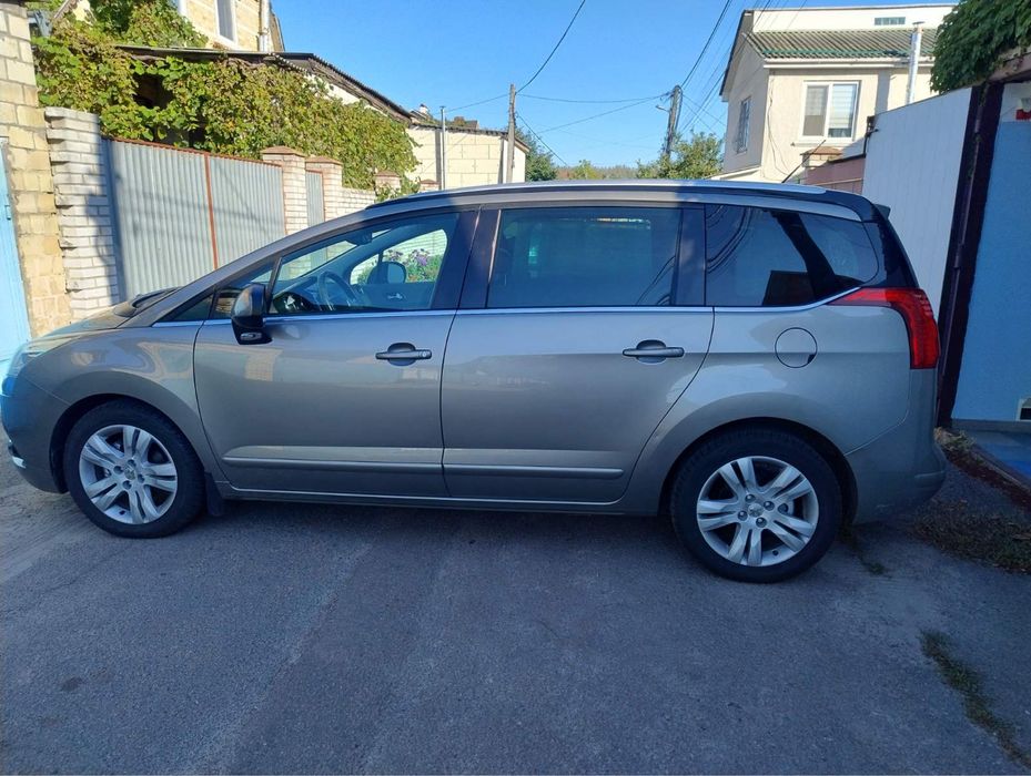 PEUGEOT 5008  цена 7300$