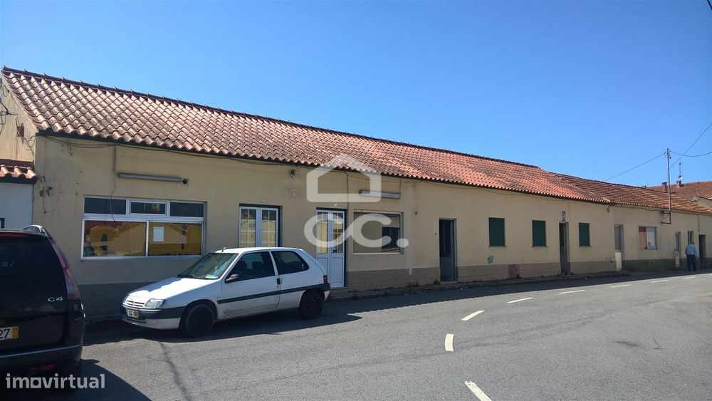 Vende-se Moradia V3 com espaços para comercio.