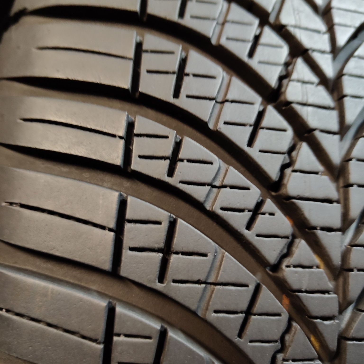 225/50/18 XL Sprzedam parę opon całorocznych Goodyear