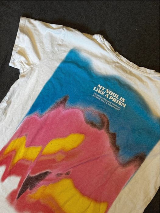 biały t-shirt z kolorowym nadrukiem na plecach