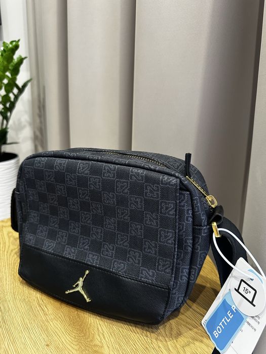 Чоловічі сумки через плече Jordan Monogram в білому та сірому кольорах