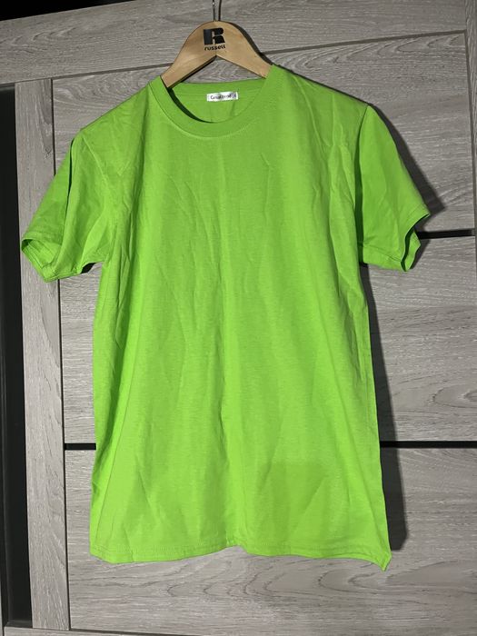 Футболки різних кольорів