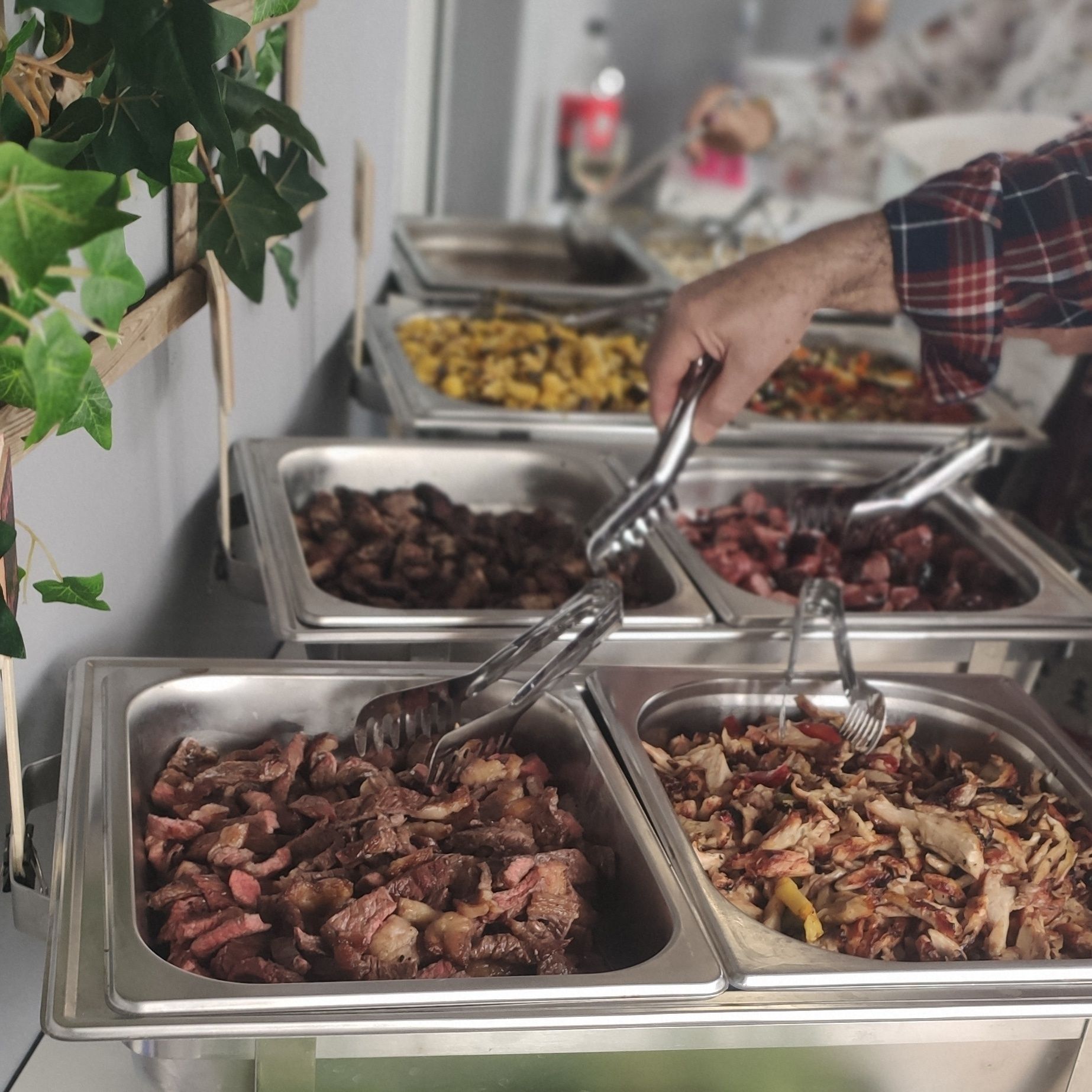 Catering, buffet com variedade de carnes e churrasco brasileiro