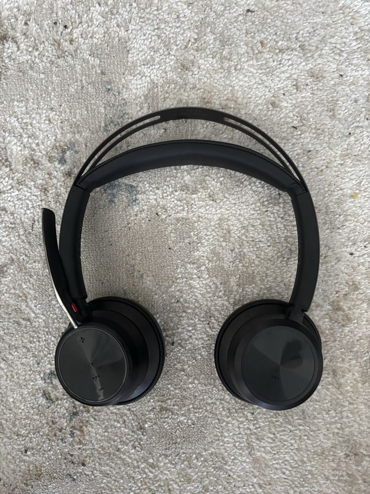 Zestaw słuchawkowy Poly Voyager Focus 2 + stacja ładująca, adapter