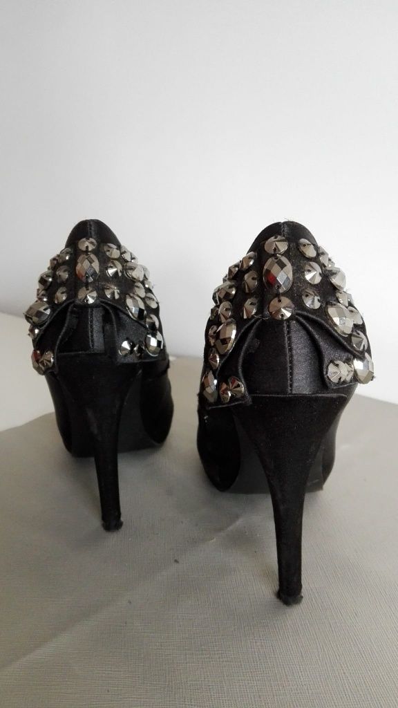 Sapatos 36em cetim preto com aplicação de lantejoulas em forma de laço