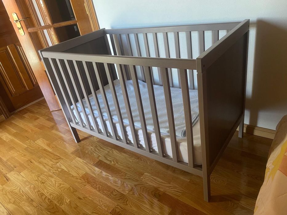 Berço de bébé - IKEA Sundvik - 60 x 120 cm + colchao - como novo