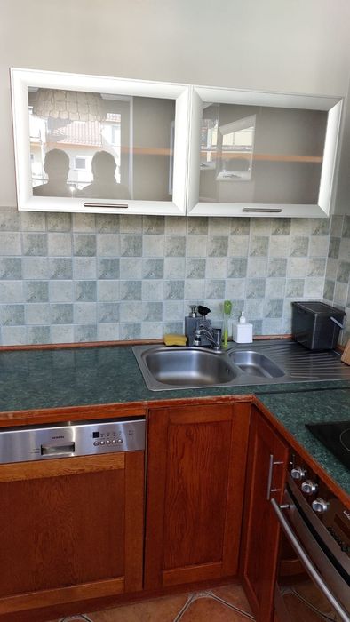 meble kuchenne z okapem stołem i krzesłami